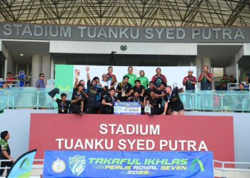 TUANKU Syed Faizuddin Putra Jamalullail bergambar bersama para pemain pasukan 
MBDK Royal Town Warriors yang muncul juara bagi kategori lelaki terbuka dalam kejohanan 
Takaful Ikhlas Ragbi Diraja Perlis Terbuka 7 sebelah atau Perlis Royal 7s 2025 di Kompleks Sukan Tuanku Syed Putra, di Kangar, Perlis semalam.-UTUSAN
