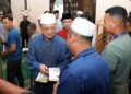 TUANKU Syed Faizuddin Putra Jamalullail (tiga dari kanan) berkenan menyampaikan sumbangan wang zakat kepada salah seorang penerima terdiri daripada anak kariah sekitar Ngulang, Perawah, Chuping dan Panggas -UTUSAN