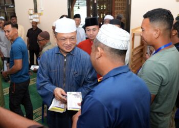 TUANKU Syed Faizuddin Putra Jamalullail (tiga dari kanan) berkenan menyampaikan sumbangan wang zakat kepada salah seorang penerima terdiri daripada anak kariah sekitar Ngulang, Perawah, Chuping dan Panggas -UTUSAN