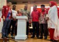ROZABIL Abd Rahman (empat dari kanan) membuat gimik pelancaran pada Mesyuarat Perwakilan Pemuda UMNO Bahagian Arau di Dewan Sivik Arau, Perlis, hari ini. -UTUSAN/ASYRAF MUHAMMAD