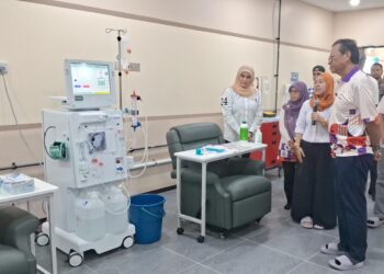 AHMAD Shabery Cheek meninjau Pusat Hemodialisis Felda di Felda Kerteh 5, Dungun, Terengganu. - UTUSAN/NIK NUR IZZATUL HAZWANI NIK ADNAN