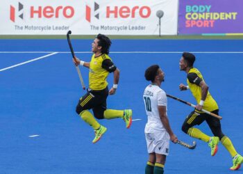 Pemain tengah negara, Fitri Saari meraikan kejayaannya menjaringkan gol ketika menewaskan Afrika Selatan 4-2 dalam aksi klasifikasi lima hingga lapan Piala Negara-Negara di sini hari ini. UTUSAN/SHIDDIEQIIN ZON