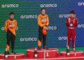 PEMANDU McLaren, Lando Norris (tengah) bersama rakan sepasukannya, Oscar Piastri (tengah) dan Charles Leclerc berdiri di atas podium selepas Grand Prix Sepanyol di Barcelona, 1 Jun lalu. - AFP