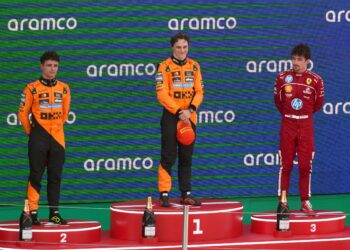 PEMANDU McLaren, Lando Norris (tengah) bersama rakan sepasukannya, Oscar Piastri (tengah) dan Charles Leclerc berdiri di atas podium selepas Grand Prix Sepanyol di Barcelona, 1 Jun lalu. - AFP