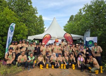 SEBAHAGIAN peserta merakam gambar kenangan selepas menyertai Program Penanaman Bakau anjuran Gadang Group di Hutan Simpan Tanjung Burung, Pantai Remis, Perak.