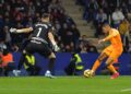 PENYERANG Real Madrid, Kylian Mbappe (kanan) melepaskan rembatan namun gagal selepas dinafikan oleh penjaga gol Espanyol, Joan Garcia dalam aksi La Liga pada Februari lalu. - AFP