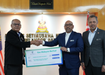 MOHAMAD Farid Ghazali (kiri) menyampaikan replika cek sumbangan kepada Haniff Zainal Abidin untuk mangsa yang terkesan akibat insiden kebakaran di Putra Heights April lalu.