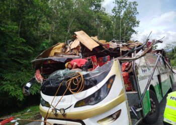 GERIK 9 JUN 2025: KEADAAN bas membawa pelajar UPSI yang terlibat kemalangan di Kilometer 53, Jalan Raya Timur-Barat (JRTB), Jeli-Gerik dekat Tasik Banding dekat Gerik hari ini. - UTUSAN/FADZIL ZAINOL