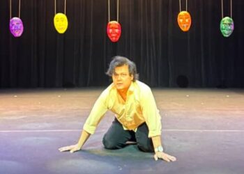 GIBRAN beraksi dalam  satu babak pementasan teater.