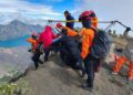 GAMBAR yang dirakam pada 23 Jun 2025 menunjukkan proses membawa keluar Juliana Marins yang maut selepas terjatuh ketika mendaki ke puncak Gunung Rinjani. - AFP