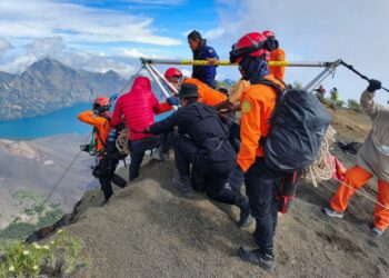 GAMBAR yang dirakam pada 23 Jun 2025 menunjukkan proses membawa keluar Juliana Marins yang maut selepas terjatuh ketika mendaki ke puncak Gunung Rinjani. - AFP