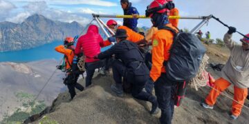 GAMBAR yang dirakam pada 23 Jun 2025 menunjukkan proses membawa keluar Juliana Marins yang maut selepas terjatuh ketika mendaki ke puncak Gunung Rinjani. - AFP