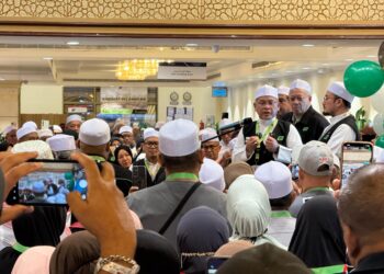 MOHD. NA’IM (dua dari kanan) ketika berucap di hadapan jemaah di Abraj Al Tayseer, Mekah, semalam.