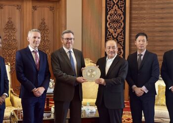 HAJIJI Noor bersama pengurusan kanan ConocoPhillips Malaysia yang membuktikan dasar mesra perniagaan kerajaan negeri Sabah
terhadap pelabur asing.