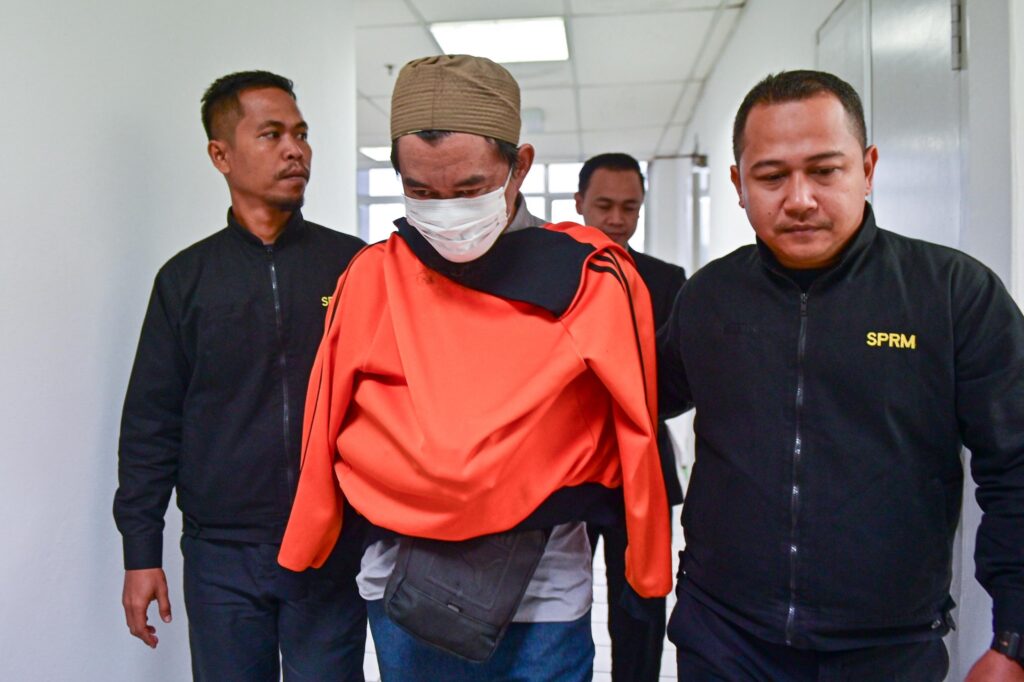 Bekas Penolong Juruukur Bahan tidak mengaku salah guna kuasa 