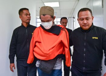 MOHAMMAD Hanif Ahmad (tengah) dibawa keluar dari Mahkamah Sesyen Kuala Terengganu. - -UTUSAN/PUQTRA HAIRRY