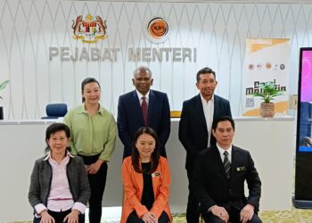 HANNAH Yeoh (tengah) bersama anggota Jawatankuasa Pertikaian Sukan (JKPS) yang baharu bagi penggal dua tahun bermula 1 Mei 2025 hingga 30 April 2027 di Kementerian Belia dan Sukan (KBS) hari ini.