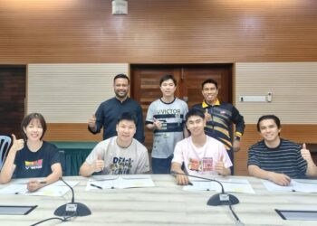 PEMAIN badminton profesional negara, duduk dari kiri, Shevon Lai Jemie, Goh Soon Huat, Goh Sze Fei dan Nur Izzuddin Rumsani. - FB Hannah Yeoh