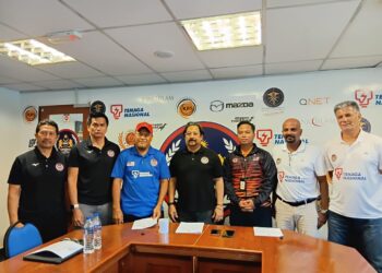 NOR Saiful Zaini Nasiruddin (tiga dari kiri) selepas sidang media pasukan hoki bawah 18 negara yang menyertai Piala Asia B-18 di China pada 3 hingga 13 Julai ini.