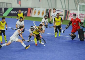 Pemain Malaysia mengasak kubu New Zealand dalam perlawanan pembukaan Piala Negara-Negara 2025 baru-baru. Malaysia gagal mencapai matlamat untuk sekurang-kurangnya mara ke saingan separuh akhir. - UTUSAN/SHIDDIEQIIN ZON