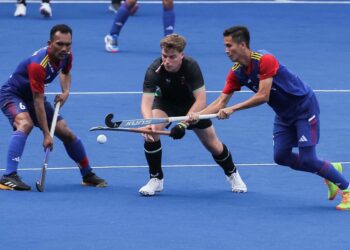 Pemain Wales, Bradshaw Rhys (tengah) diasak pemain Malaysia pada perlawanan klasifikasi lima hingga enam Kejohanan Hoki Piala Negara-Negara 2024-2025 di Stadium Hoki Nasional Bukit Jalil, baru-baru ini. - UTUSAN SHIDDIEQIIN ZON