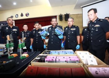 HUSSEIN Omar Khan (tengah) menunjukkan pod dan katrij yang dipercayai mengandungi dadah di IPK Selangor, Shah Alam, Selangor hari ini. - UTUSAN/ AFIQ RAZALI