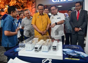 Chang Lih Kang (dua, kanan) mengiringi Ahmad Samsuri Mokhtar (tiga, kanan) melawat reruai pameran selepas merasmikan Karnival Minggu Sains Negara Zon Timur 2025 di Pusat Sains dan Kreativiti Terengganu (PSKT) kelmarin. – UTUSAN/PUQTRA HAIRRY