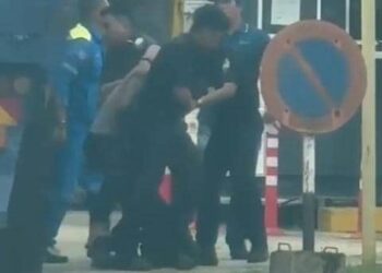 TANGKAP layar video kejadian pemandu lori yang dipukul polis bantuan dan buruh di kawasan Pangkalan Bekalan Kemaman di Kemaman, Terengganu pada hujung Mei lalu.