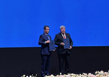 MOHAMAD Norza Zakaria (kiri) dan Ibraev Taalaibek Omukeevich bertukar dokumen selepas menandatangani MoU untuk merasmikan hasrat kedua-dua pihak untuk bekerjasama dalam projek tenaga boleh baharu di Republik Kyrgyz.