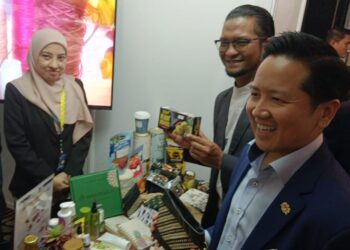 ARTHUR Joseph  Kurup (kanan) melawat  pameran selepas Majlis Seminar Nanas Antarabangsa 2025 di Johor Bahru.-UTUSAN/BAAZLAN IBRAHIM