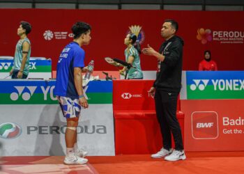 ISKANDAR Zulkarnain Zainuddin (kanan) ketika membimbing pemain Ireland, Nhat Nguyen pada Kejohanan Badminton Malaysia Masters 2025, Mei lalu. - UTUSAN/ISKANDAR ISHAK