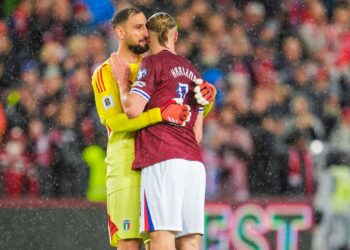 PENYERANG Norway, Erling Haaland (kanan) memeluk penjaga gol Itali, Gianluigi Donnarumma selepas tamat perlawanan di Stadium Ullevaal, semalam. - AFP