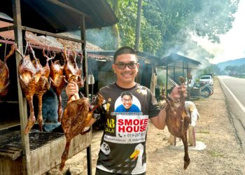 MOHAMAD Saiful Nizam Jahaluddin menunjukkan itik salai jualannya di Kampung Ibol, Tanjung Ipoh, Kuala Pilah.