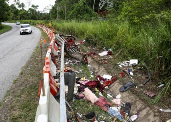 KESAN kemalangan bas membawa pelajar UPSI di Jalan Raya Timur-Barat (JRTB) Gerik-Jeli semalam ketika tinjauan hari ini. - UTUSAN/MUHAMAD NAZREEN SYAH MUSTHAFA