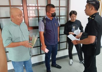 WONG Kent Sing (kiri), Lai Yee Keong (tengah) dan Gan Chi Qian didakwa atas tuduhan memberi rasuah sebanyak RM25,000 kepada pegawai penguat kuasa Imigresen di Mahkamah Sesyen Johor Bahru.