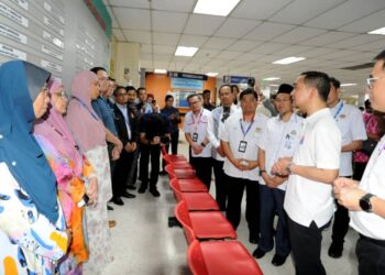 ONN HAFIZ Ghazi berbual dengan para petugas semasa mengadakan lawatan ke Hospital Sultanah Aminah, Johor Bahru. - UTUSAN/RAJA JAAFAR ALI