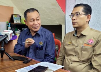 NIK Soh Nik Yaacoub (kiri) dalam sidang akhbar semasa lawatan ke tapak projek menaik taraf longkang konkrit di Kampung Kota, Kota Bharu, Kelantan. - UTUSAN/MUSTAQIM MOHAMED