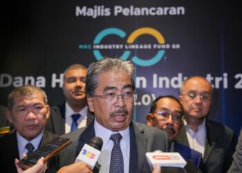 JOHARI Abdul Ghani ketika sidang media selepas melancarkan Dana Hubungan Industri 2.0 (ILF 2.0) di Hotel InterContinental. - UTUSAN/SADDAM YUSOFF