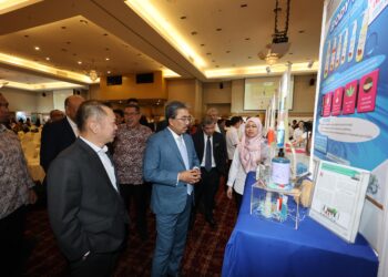 JOHARI Abdul Ghani ketika melawat reruai pada majlis pelancaran Program Pemindahan Teknologi Sawit MPOB (TOT MPOB) 2025, di sini, hari ini. - UTUSAN/AMIR KHALID