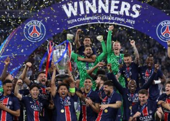 PEMAIN-pemain Paris Saint-Germain meraikan kejayaan menjuarai Liga Juara-Juara Eropah selepas membelasah Inter Milan 5-0 pada perlawanan akhir di Allianz Arena, Munich, pagi ini. - AFP