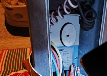KEADAAN tiang lampu di Dataran Drawbridge di Kuala Terengganu yang menyebabkan seorang kanak-kanak terkena renjatan elektrik.