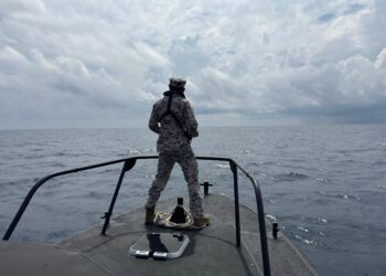 ANGGOTA Maritim Malaysia melakukan pencarian seorang nelayan warganegara Thailand yang dikhuatiri hilang di Perairan Kemaman, Terengganu. - IHSAN MARITIM MALAYSIA