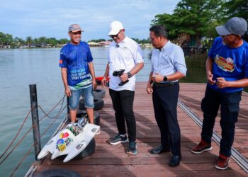 PENGERUSI Jawatankuasa Pelancongan, Kebudayaan dan Keusahawanan Negeri, Datuk Mohd. Salleh Saidin (dua, kiri) meninjau lokasi penganjuran Kedah International RC Power Boat Racing 2025 di Tasik Pendang.