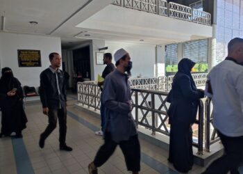 SHAHRIL Bani Mansor (tengah) didakwa di bawah Seksyen 31(1) Akta Kanak-Kanak 2001 atas tuduhan mengabaikan seorang pelajar lelaki berusia 12 tahun di Mahkamah Sesyen Sungai Petani.