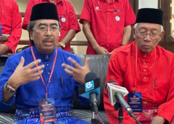 JOHARI Abdul Ghani di samping Pengerusi UMNO Kedah merangkap Ketua Bahagian Padang Terap, Datuk Seri Mahdzir Khalid dalam sidang akhbar selepas Mesyuarat Perwakilan UMNO Padang Terap, di Naka Padang Terap hari ini.