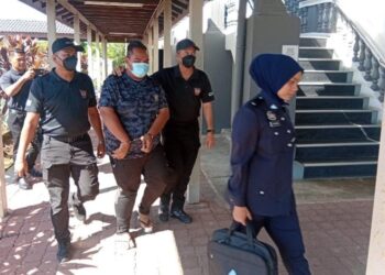 MUHAMMAD Aiman Mudzakir Azmi (tengah) dikawal anggota polis ketika pendakwaan terhadapnya kerana menceroboh sebuah rumah di Mahkamah Sungai Petani, Sabtu lalu.