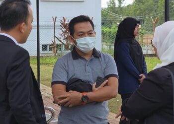 SYAHER Ikmil Abd. Rahim (tengah) mengaku tidak bersalah memiliki naskhah al-Quran tanpa kelulusan KDN di Mahkamah Majistret Sungai Petani, hari ini.