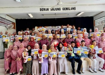 LEPASAN pelajar tingkatan enam Sekolah Menengah Kebangsaan (SMK) Kubor Panjang bersama guru ketika pengumuman keputusan Sijil Tinggi Persekolahan Malaysia (STPM) 2024 di Pendang, Kedah, baru-baru ini.