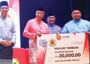 SULTAN Sallehuddin Sultan Badlishah menyampaikan anugerah Masjid Terbaik bagi Kategori Bandar kepada wakil Masjid Jame’ Badlishah, Yan sempena Sambutan Maal Hijrah Peringkat Kedah di Wisma Darul Aman, Alor Setar, semalam.