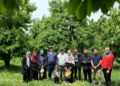 MUHAMMAD Anas (dua kanan) dan Muhammad Badiuzzaman (empat kanan) bersama keluarga ketika melawat Ladang Ceri di Isparta, Turkiye.